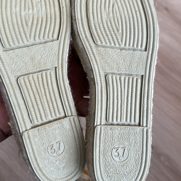 Guanabana VALENCIAN FLAT
WITH POMPOM - YELLOW NWOB - Picture 7 of 9